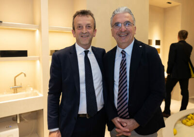 Incontri e sorrisi al Salone Internazionale del Bagno: Dario Cerutti (Direttore commerciale Caleffi Spa) e il Presidente ANGAISA Maurizio Lo Re